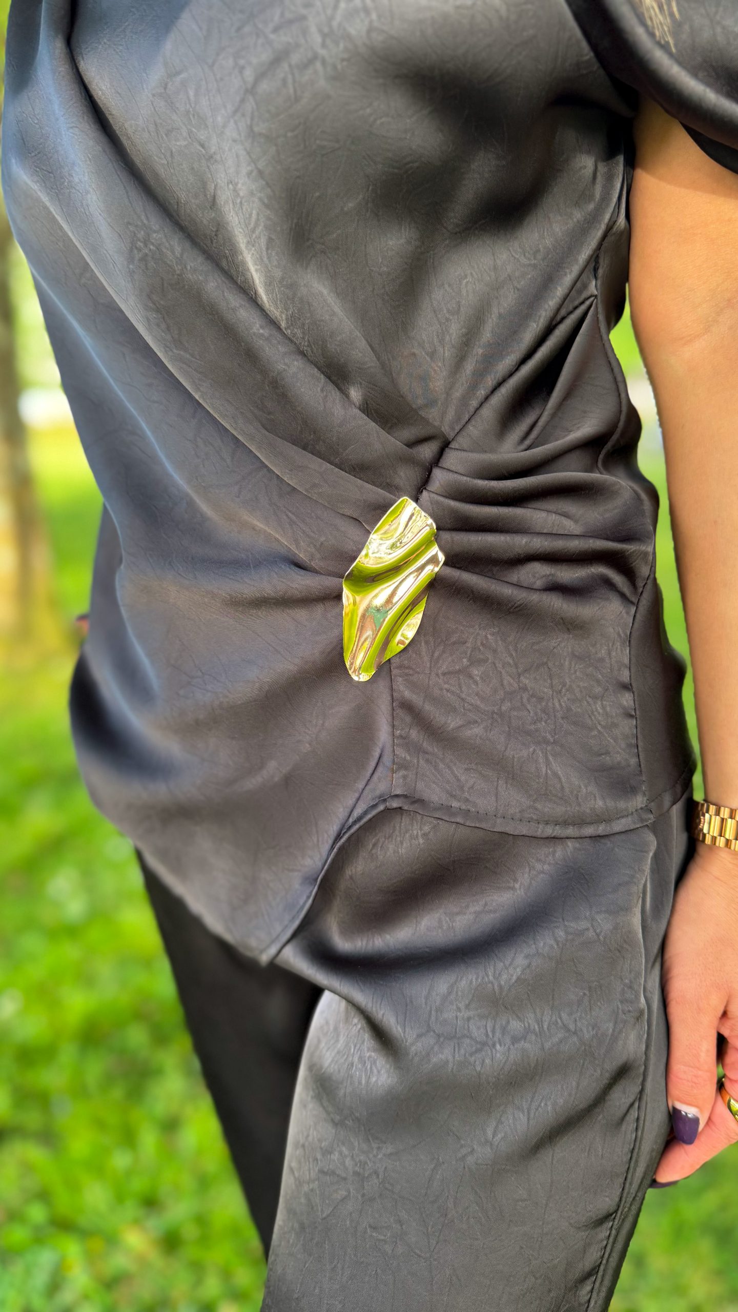 CONJUNTO ACETINADO COM ALFINETE - Image 6