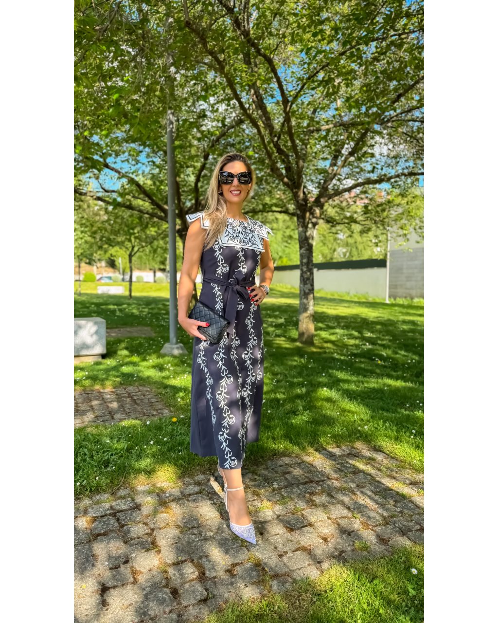 VESTIDO BORDADO COM GOLA